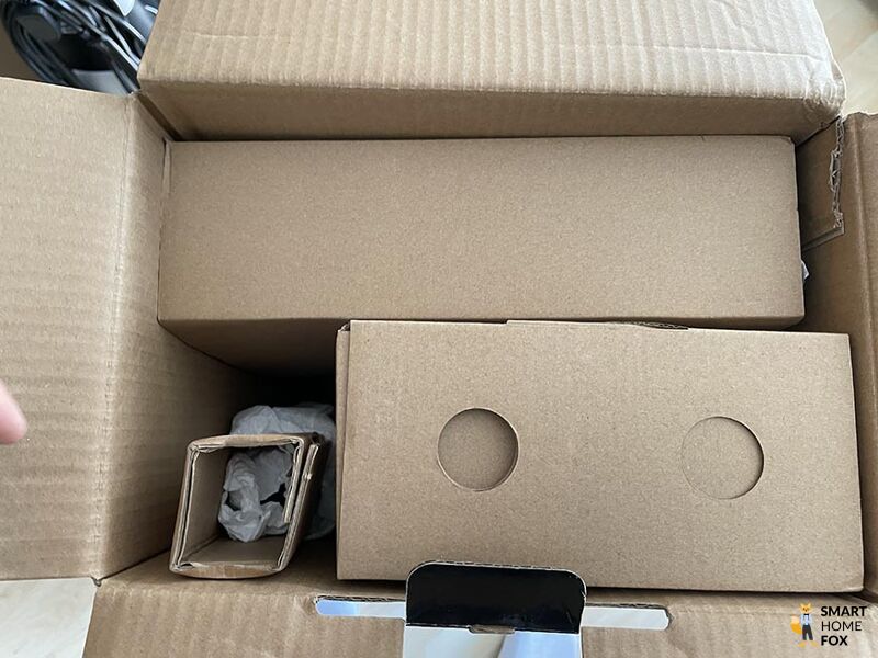 Die plastikfreie Verpackung eines Shark Akkusaugers ist zu sehen.